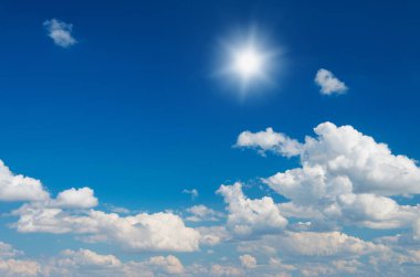 Mavi gökyüzünde beyaz bulutlar.