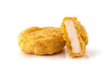 Kızarmış tavuk külçeleri beyaza izole edilmiş.