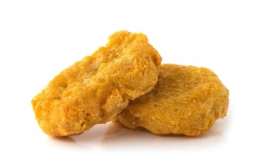 Kızarmış tavuk külçeleri beyaza izole edilmiş.