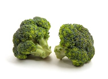 Brokoli beyaz arkaplanda izole edildi