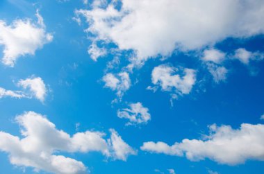 Beyaz bulutlu mavi gökyüzü arkaplanı