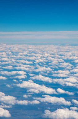 Mavi gökyüzünde beyaz bulut