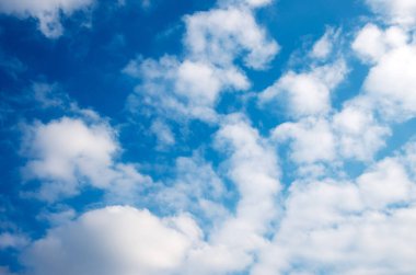 Mavi gökyüzünde beyaz bulutlar.