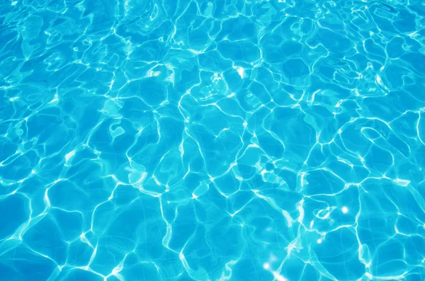 プール内の青い裂けた水 — ストック写真
