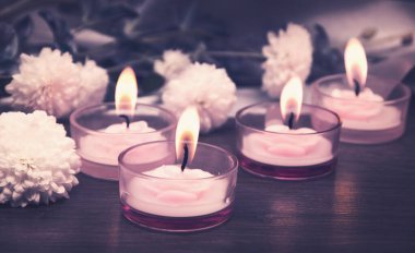 Mumlar ve çiçekler arka planda