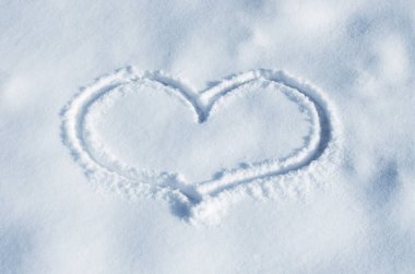 Kalbin sembolü, taze beyaz kar üzerine çizilmiş.