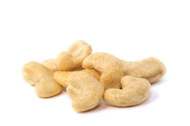 Beyaz arka planda kaju fıstığı yığını