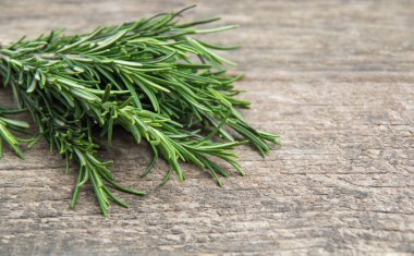 Tahtaya bağlanmış biberiye