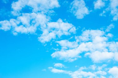 Bulutlara yakın mavi gökyüzü