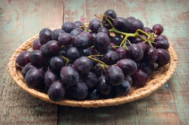 sepet ahşap arka planda tatlı üzümler