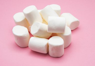 Pembe üzerine lokum yığını.