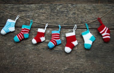 Eski ahşap arka planda Noel çorapları.