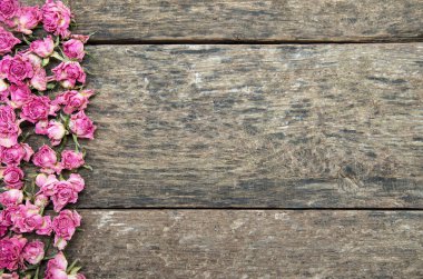 Tahta arka planda kuru güller