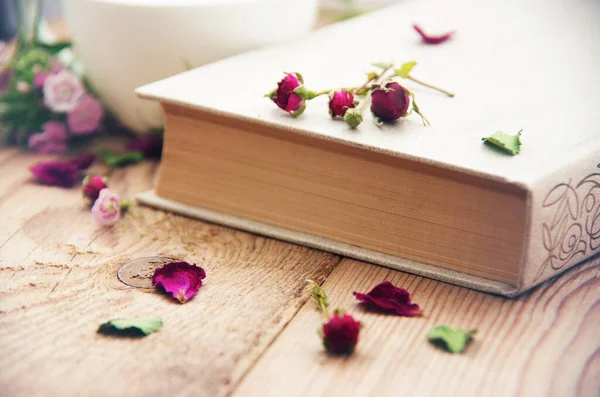Livros Flores Xícara Branca Mesa Madeira — Fotografia de Stock