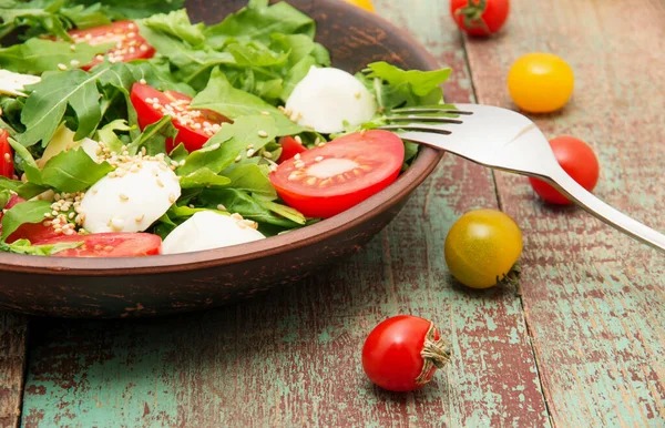 蔬菜沙拉 用牛油果 西红柿 芝士莫扎拉球和芝麻制成 — 图库照片