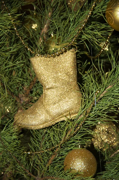 一棵装饰了球和金靴的圣诞树 — 图库照片