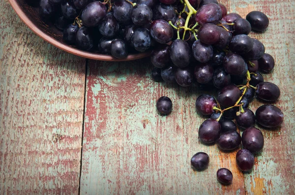 Uvas Doces Cesta Fundo Madeira — Fotografia de Stock