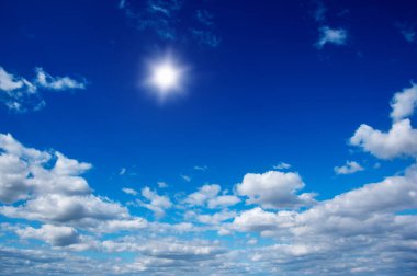 Parlak mavi gökyüzünde güneş.