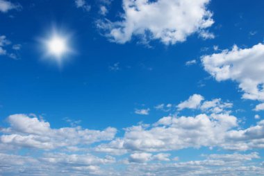 Mavi gökyüzünde güneş.