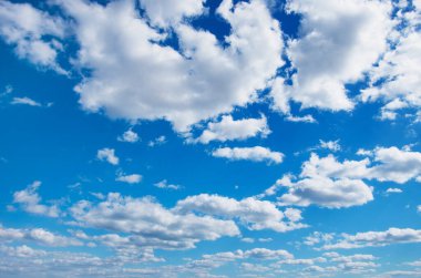 Mavi gökyüzünde beyaz bulutlar.