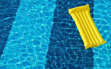 Havuzdaki Suyun Üzerinde Hava Yatağı