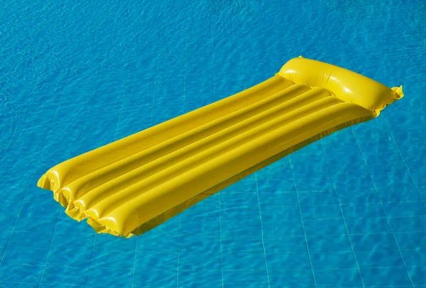 Κίτρινο Στρώμα Αέρα Στο Νερό Στην Πισίνα — Φωτογραφία Αρχείου