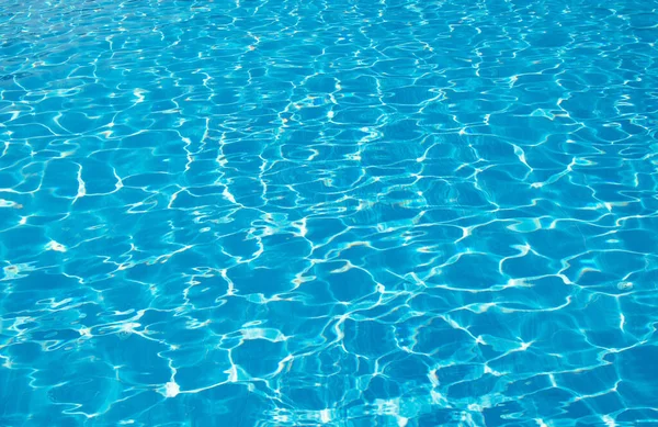 青いスイミングプールの表面 スイミングプールの水の背景 — ストック写真