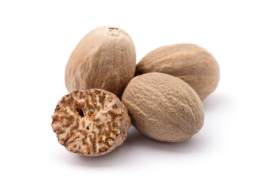 Hindistan cevizi beyaz arkaplanda izole edildi