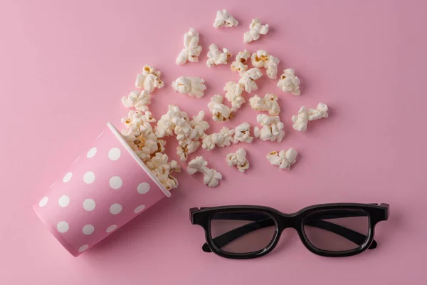 Popcorn Cangkir Dan Gelas Dengan Latar Belakang Merah Muda Pastel — Stok Foto