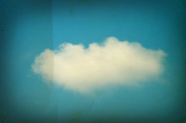 Mavi gökyüzünde beyaz bulutlar