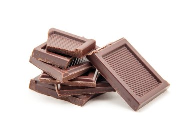 Beyaz arkaplanda izole edilmiş çikolata yığınları