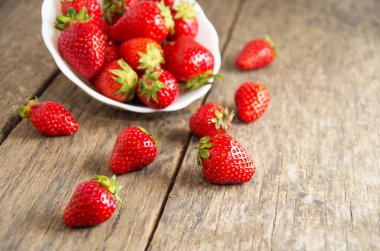 Tahta masada olgun kırmızı çilekler.