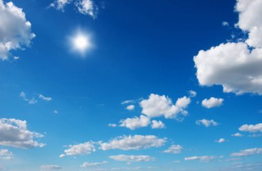 Mavi gökyüzünde güneş.