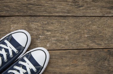 Arka planda spor ayakkabıları