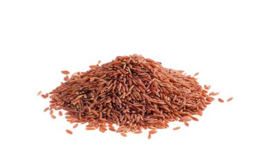 Beyaz arkaplanda yabani kırmızı pirinç yığını