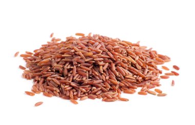 Beyaz arkaplanda yabani kırmızı pirinç yığını