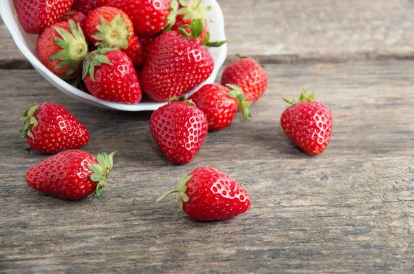 Tahta masada olgun kırmızı çilekler.