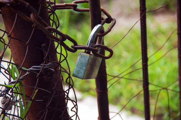 Asma kilit ve metal çitlerdeki eski zincir