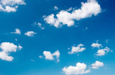 Beyaz bulutlu mavi gökyüzü arkaplanı