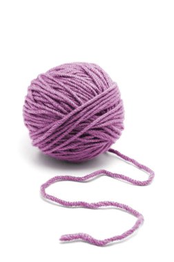 Beyaz arkaplanda iplik yumağı