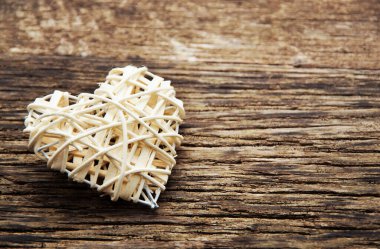 Aşk kalbi ahşap dokuda, sevgililer günü kartı konsepti