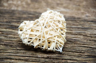 Aşk kalbi ahşap dokuda, sevgililer günü kartı konsepti