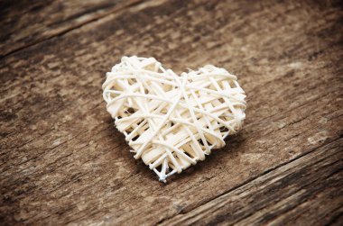 Aşk kalbi ahşap dokuda, sevgililer günü kartı konsepti