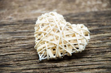 Aşk kalbi ahşap dokuda, sevgililer günü kartı konsepti