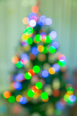 Odaklanamayan noel ağacı silueti bulanık ışıklarla