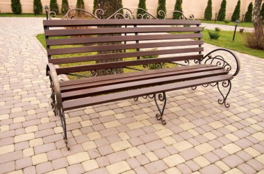 Parkta tek başına bankta