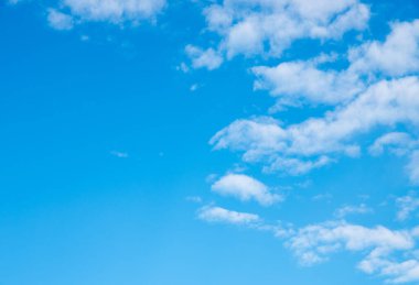 Beyaz bulutlu mavi gökyüzü arkaplanı