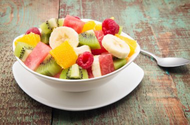 Tahta masada meyve salatası.