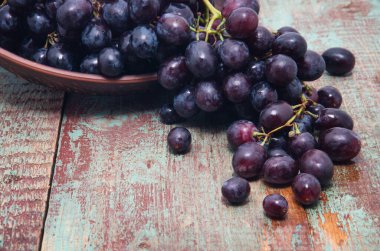 Sepet ahşap arka planda olgunlaşmış tatlı üzüm çeşitleri.