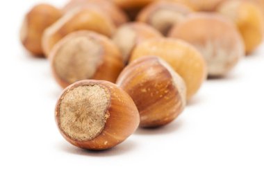 Beyaz arkaplanda fındık